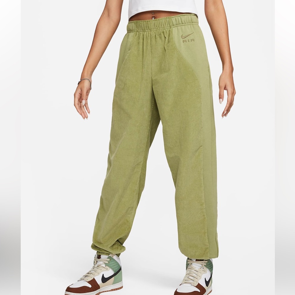 Nike Air
Women's High-Waisted Corduroy Fleece Pants